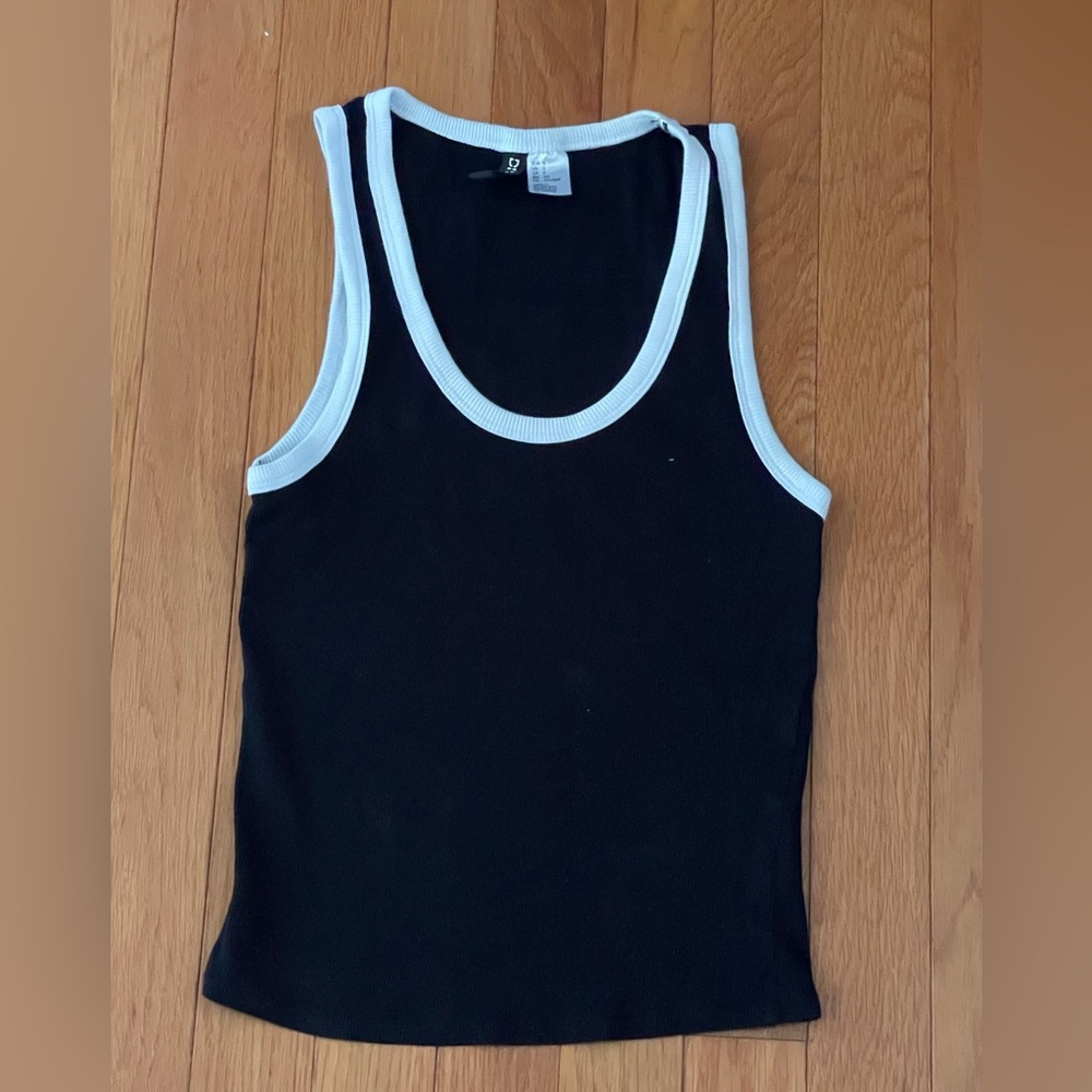 Black tank top with white rim for girls.